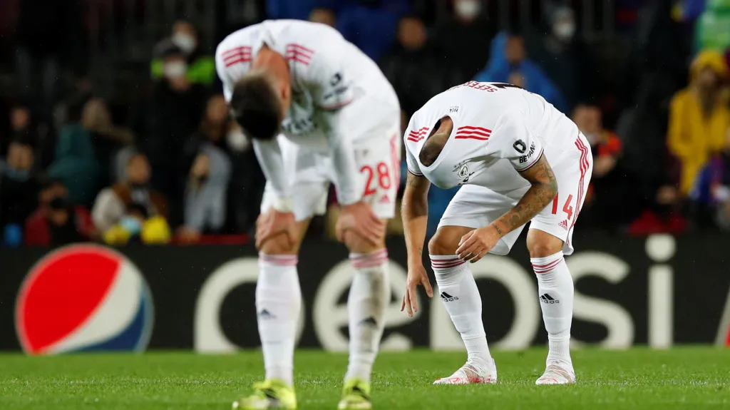 Zklamaný Haris Seferovic z Benficy (vpravo) 