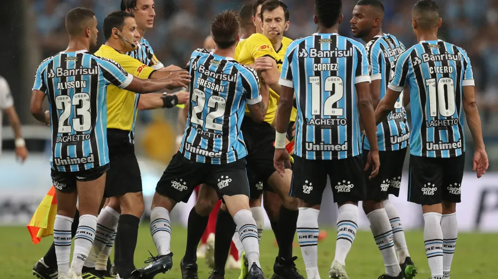 Rozhodčí v obležení hráčů Gremia