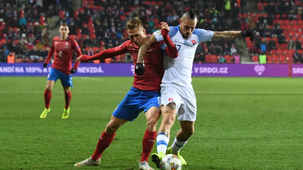 Kapitán Bořek Dočkal v souboji s Markem Hamšíkem