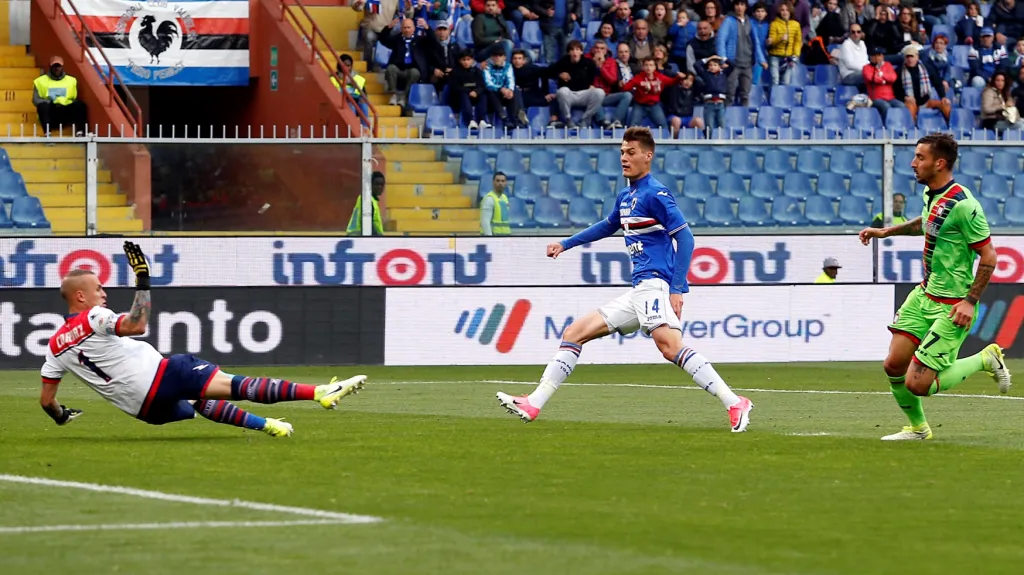 Patrik Schick překonává brankáře Crotone