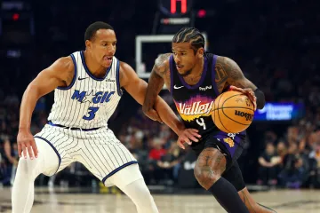 Jalen Green bráněný Desmondem Banem