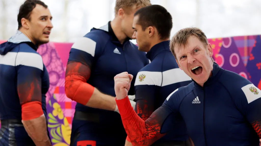 Ruský bobista Alexander Zubkov se svou posádkou