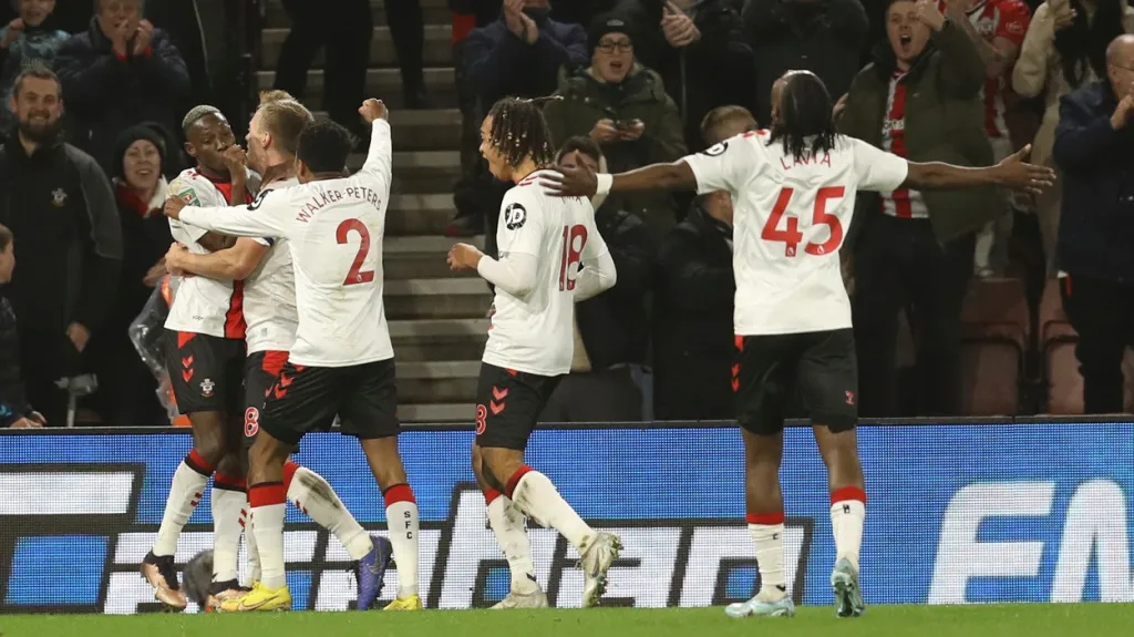 Fotbalisté Southamptonu se radují z gólu