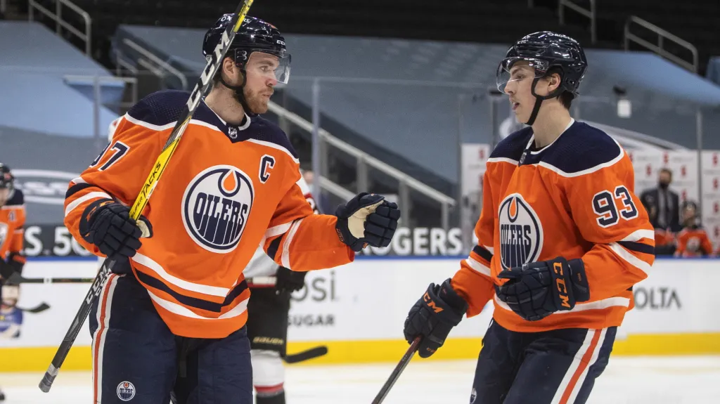 Connor McDavid (vlevo) a Ryan Nugent-Hopkins