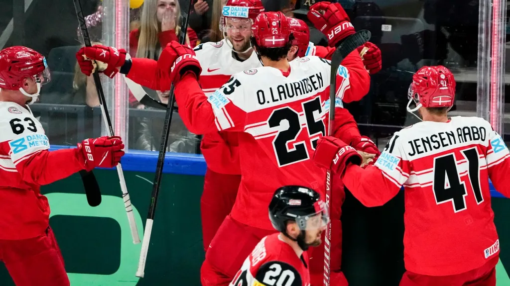 Radost hokejistů Dánska v utkání proti Rakousku