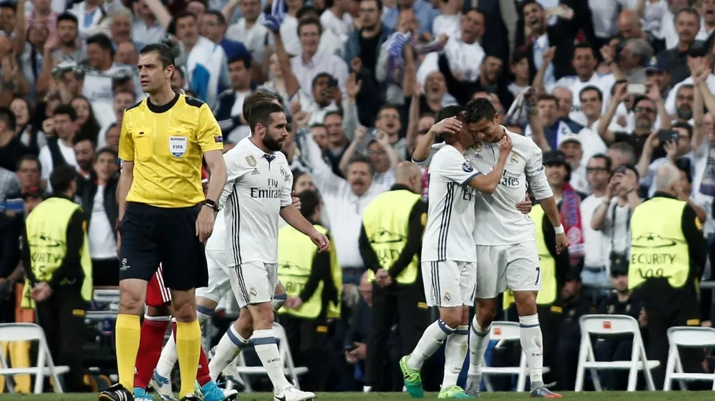 Rozhodčí Viktor Kassai a radost hráčů Realu