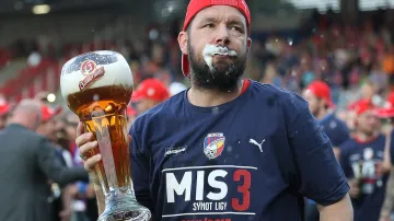 Plzeňský záložník Pavel Horváth oslavuje zisk mistrovského titulu