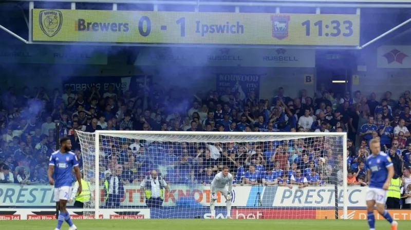 Tomáš Holý v brance Ipswiche během premiéry