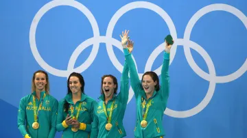 Štafeta australských plavkyň se raduje ze zlata po vítězství na 4× 100 metrů volným způsobem