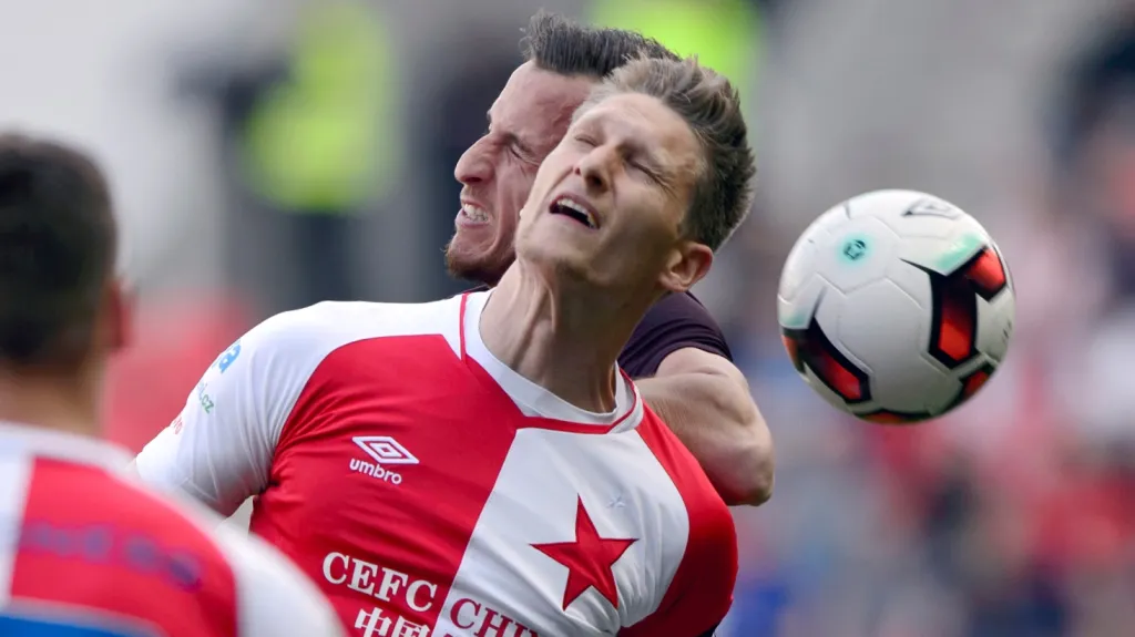 Hlavičkový souboj mezi Milanem Škodou ze Slavie (v popředí) a Matějem Hybšem ze Sparty