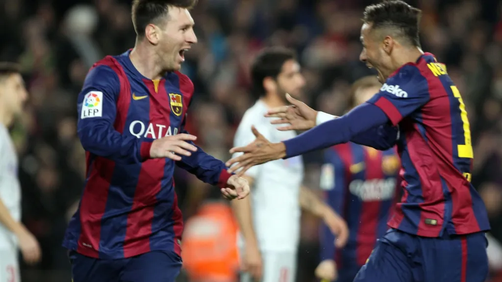 Lionel Messi (vlevo) slaví společně s Neymarem vstřelenou branku