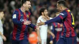 Lionel Messi (vlevo) slaví společně s Neymarem vstřelenou branku
