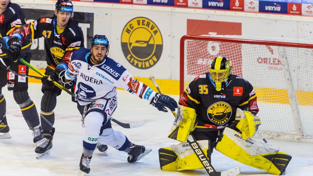 Vítkovický Dominik Lakatoš před gólmanem Litvínova Denisem Godlou