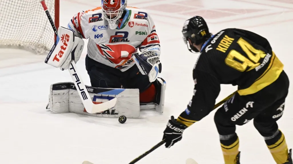 Liam Kirk z Litvínova střílí do betonu Romana Willa z Pardubic