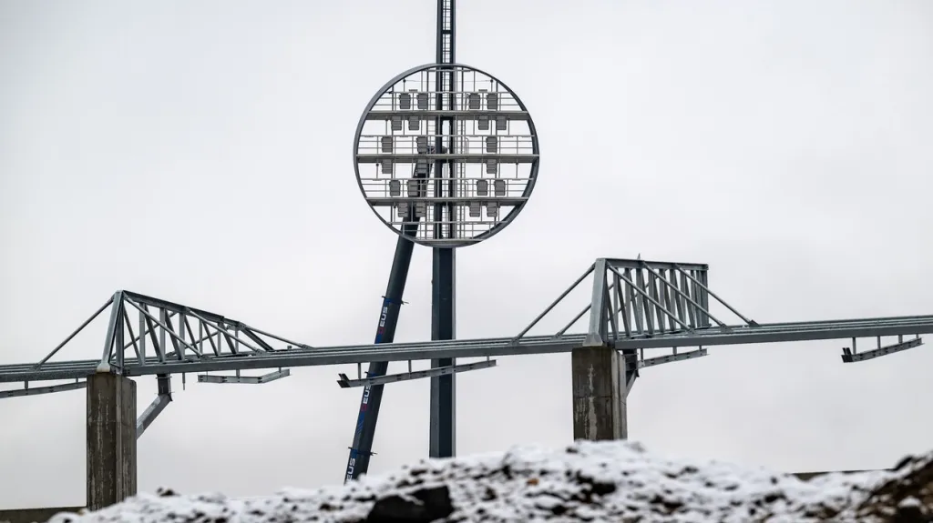 Slavné "lízatko" je opět na svém místě. V Hradci Králové vztyčili u budovaného stadionu stožár s osvětlením