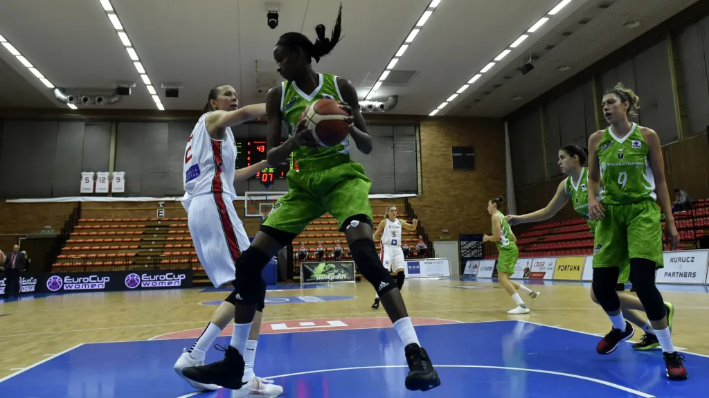 Nymburské basketbalistky v utkání s Ragusou