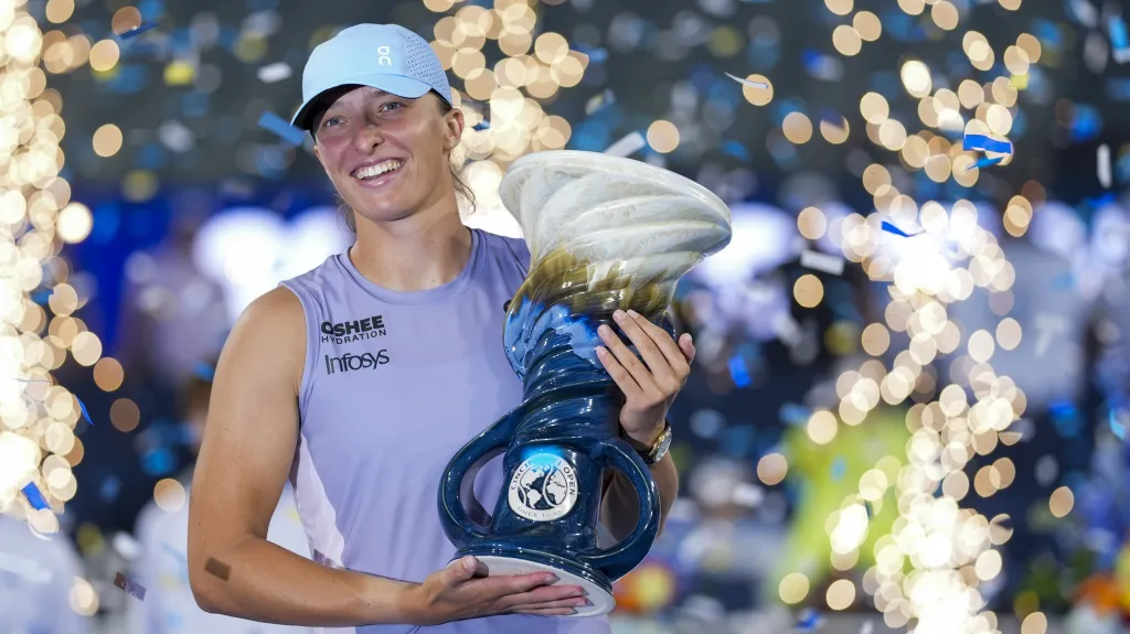 Iga Šwiateková s trofejí z turnaje v Cincinnati