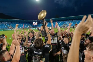 Hráči Nitry Knights s trofejí pro vítěze Czech Bowlu