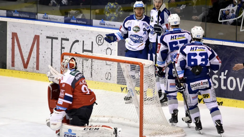 Hokejisté Brna právě překonali pardubického brankáře Kacetla