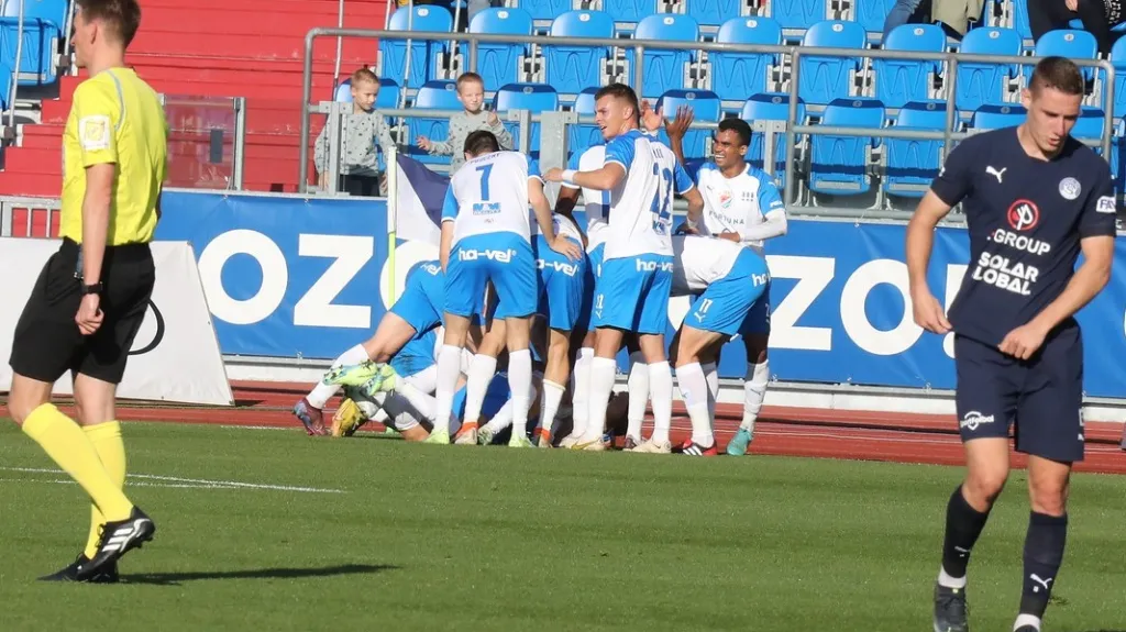Fotbalisté Baníku Ostrava se radují z gólu