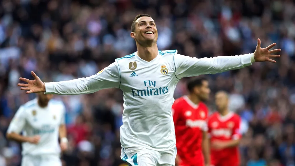 Cristiano Ronaldo se raduje po jednom ze dvou gólů, které dal Seville