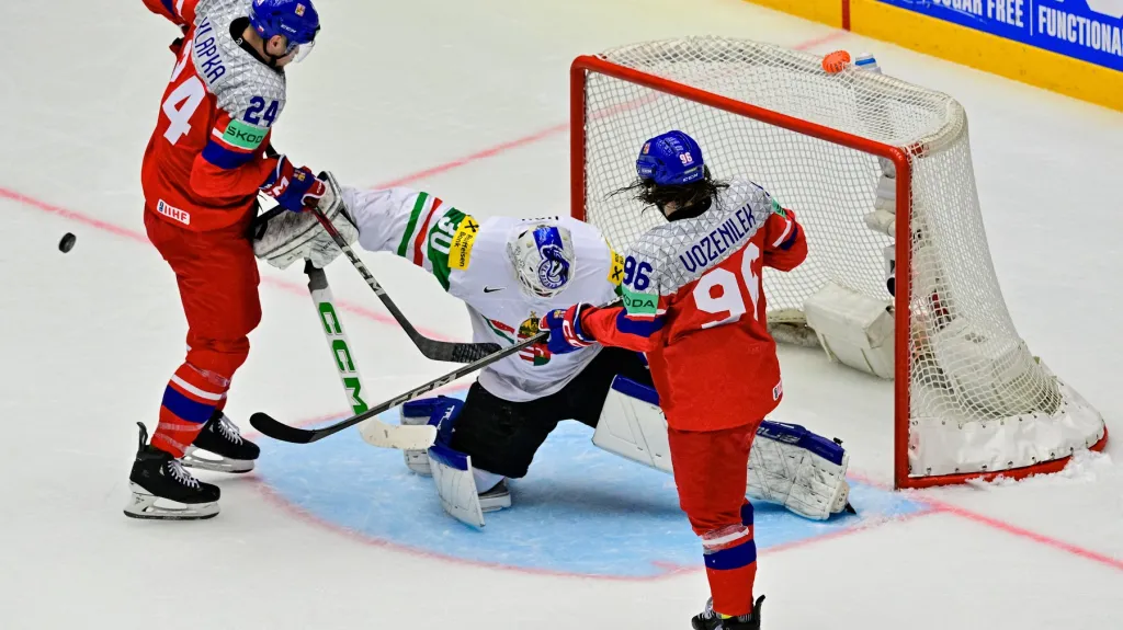 Adam Klapka s Danielem Voženílkem před maďarskou brankou