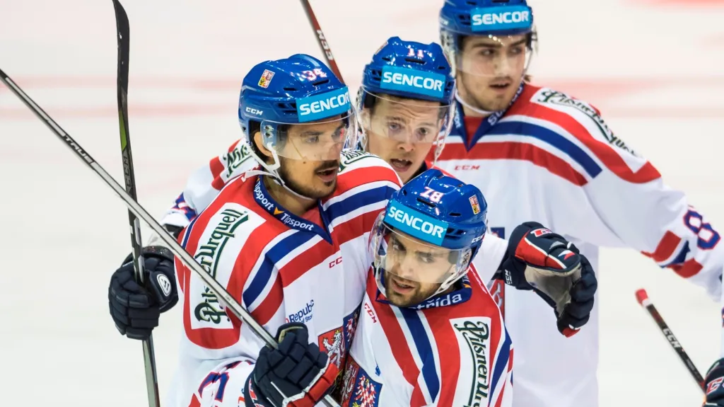 Čeští hokejisté se radují z gólu v utkání proti Švédsku