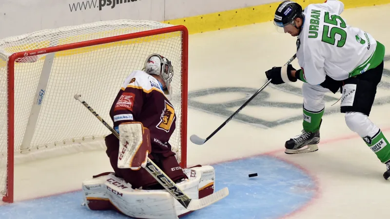 Brankář Jakub Škarek z Jihlavy v utkání proti Mladé Boleslavi