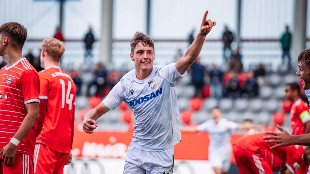 Jan Paluska z plzeňského výběru U19 se raduje z gólu v síti Bayernu Mnichov