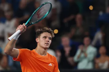 Jakub Menšík slaví výhru nad Ethanem Quinnem