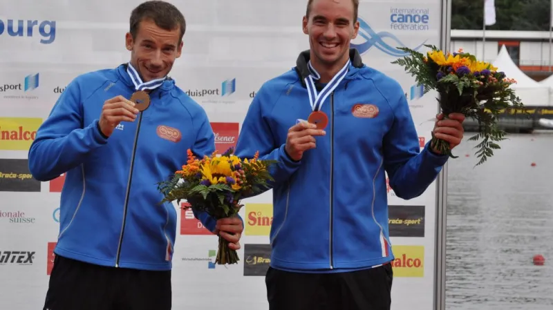 Čeští deblkanoisté Jaroslav Radoň (vlevo) a Filip Dvořák pózují s bronzovými medailemi