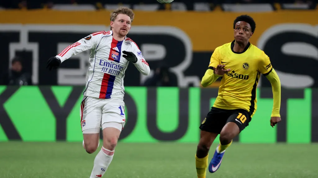 Pavel Šulc z Lyonu (vlevo) v zápase s YB Bern