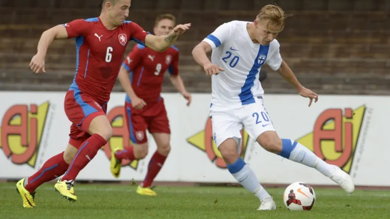 Lukáš Vácha v souboji s Joelem Pohjanpalem