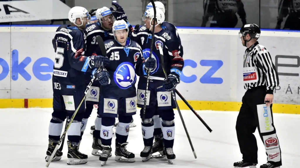 Hokejisté Plzně se radují ze vstřelené branky