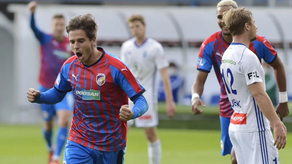 Aleš Čermák z Plzně oslavuje gól v utkání s Mladou Boleslaví