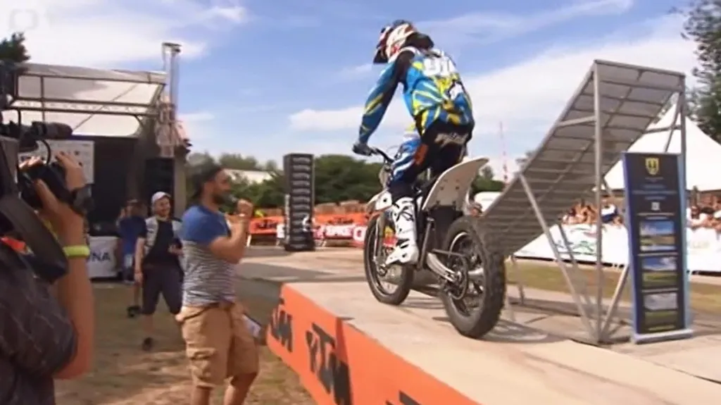 Pilát jako první skočil backflip na elektromotocyklu
