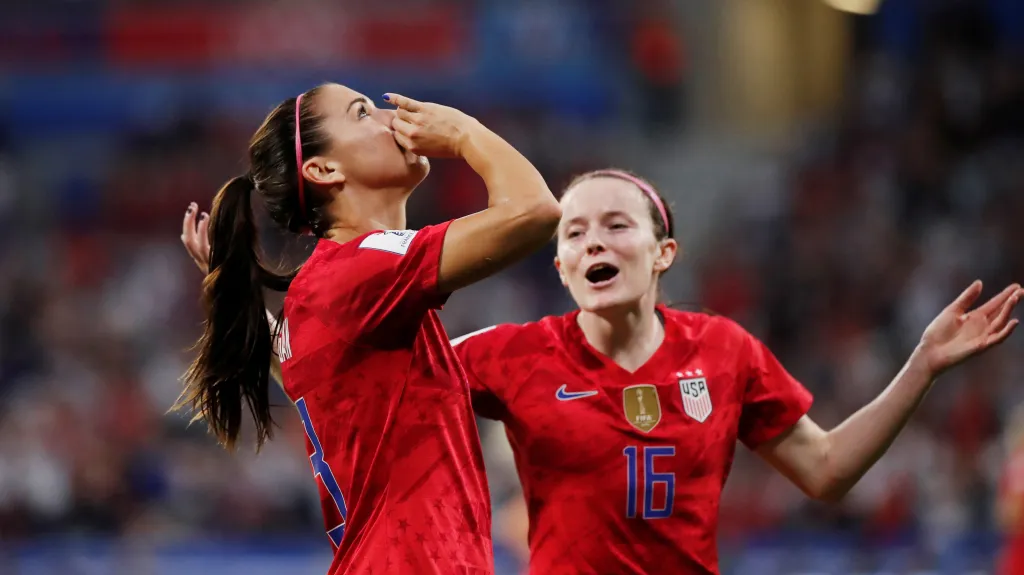 Alex Morganová slaví gól 