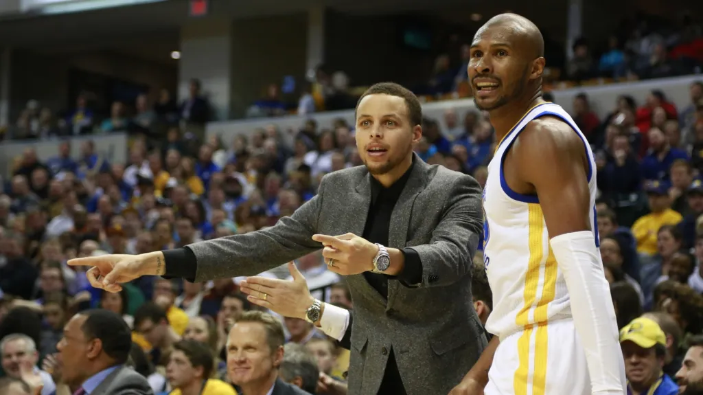 Stephen Curry přihlížel utkání pouze v obleku