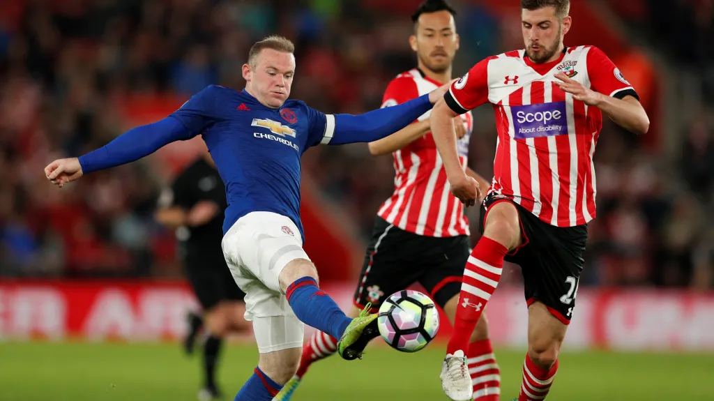 Wayne Rooney z Manchesteru United (vlevo) v utkání proti Southamptonu