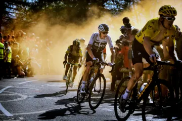 Chris Froome (v bílém) na Tour de France