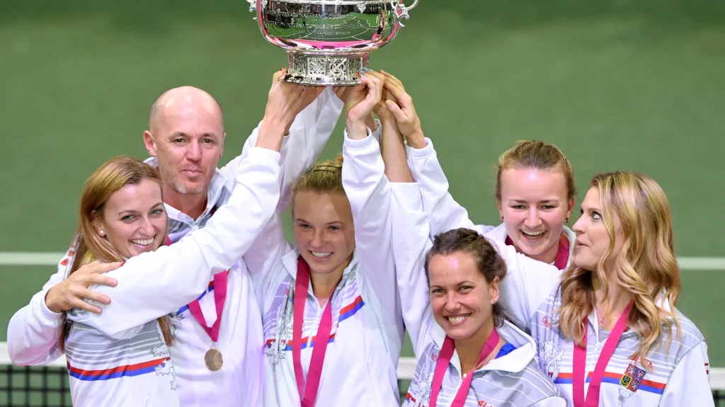 Český tým slaví s mísou pro vítěze Fed Cupu