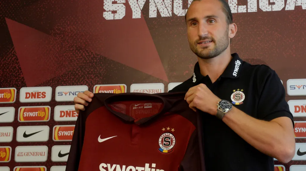 Petr Jiráček s dresem Sparty