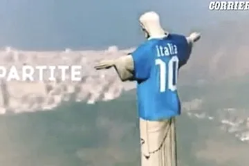 Socha Ježíše ve fotbalovém dresu