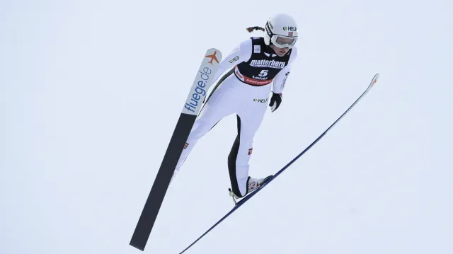 Skoky Kláry Ulrichové a Karolíny Indráčkové