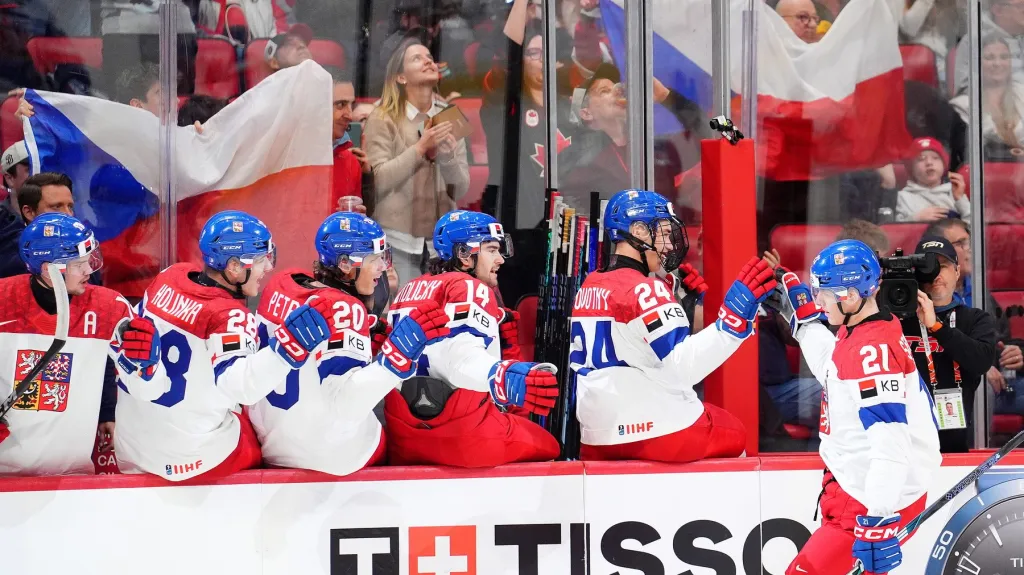 Jakub Štancl přijímá gratulace spoluhráčů