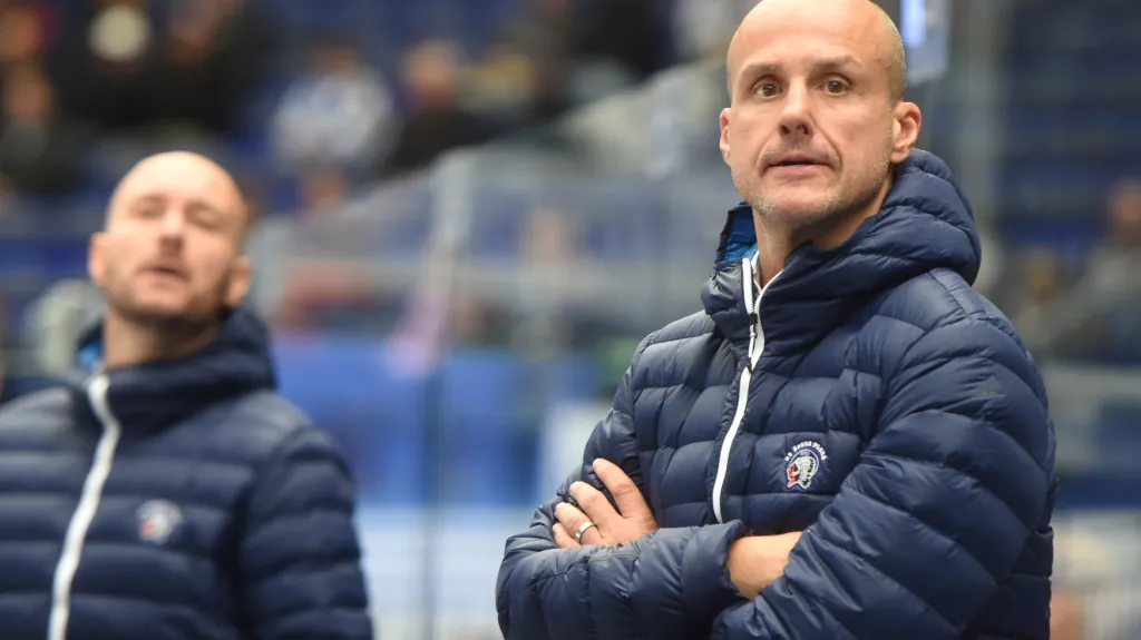 Martin Straka s Tomášem Vlasákem (v pozadí) na lavičce Plzně