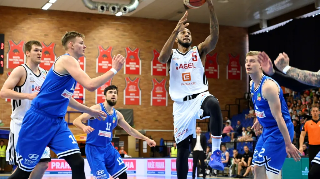 Basketbalista Bracey Wright z Nymburku proti obraně USK Praha