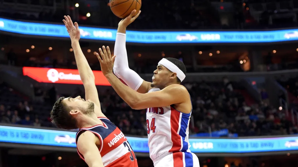 Tomáš Satoranský z Washingtonu (v červeném) se snaží zblokovat Tobiase Harrise z LA Clippers