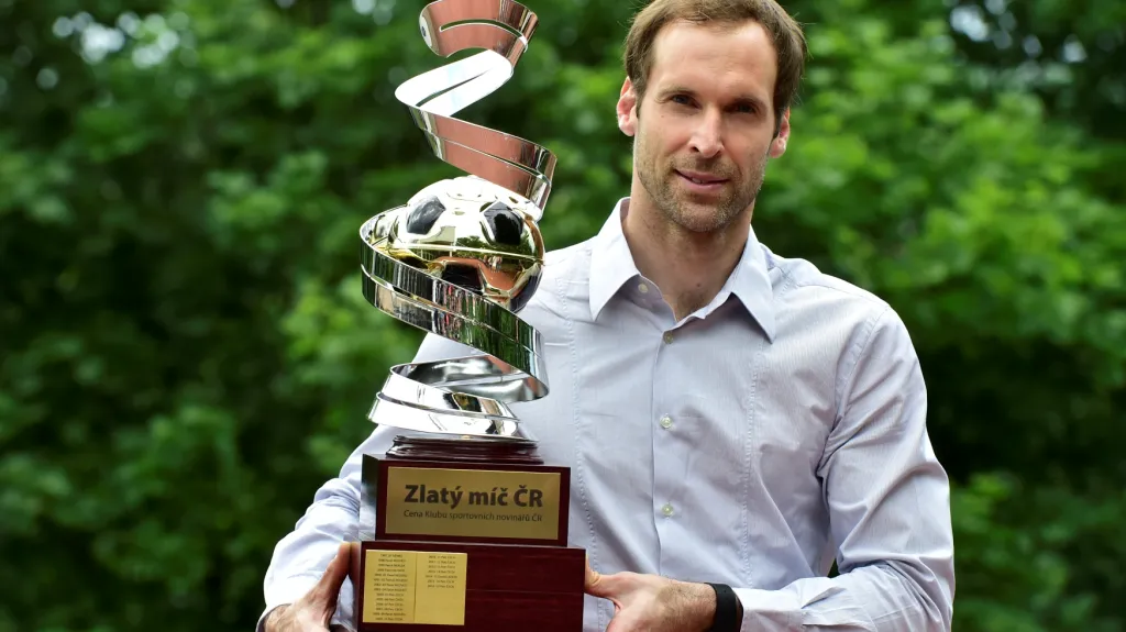 Petr Čech se Zlatým míčem pro nejlepšího fotbalistu ČR za sezonu 2016/17