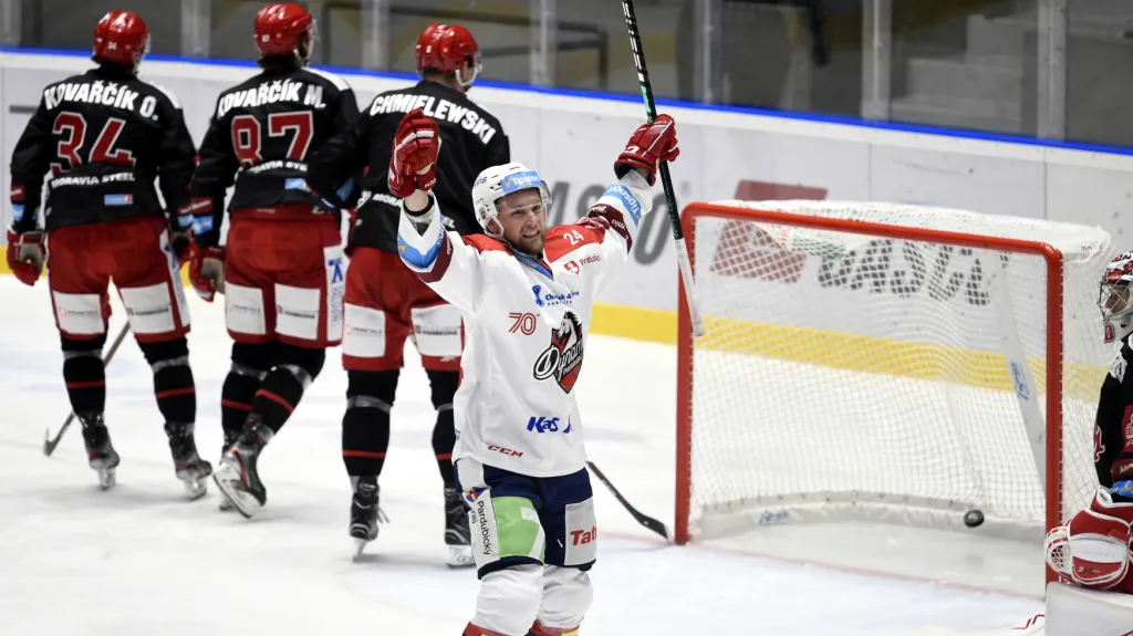 Pardubický forvard Johan Harju slaví trefu do sítě Třince